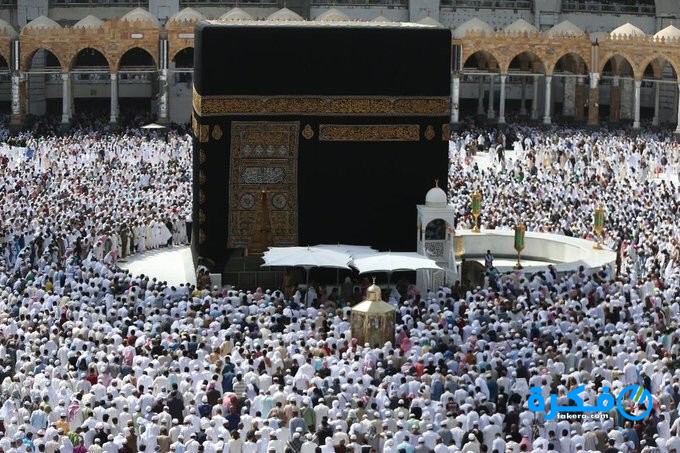 تفسير حلم رؤية تقبيل الحجر الاسود 1 تفسير حلم تقبيل الحجر الاسود