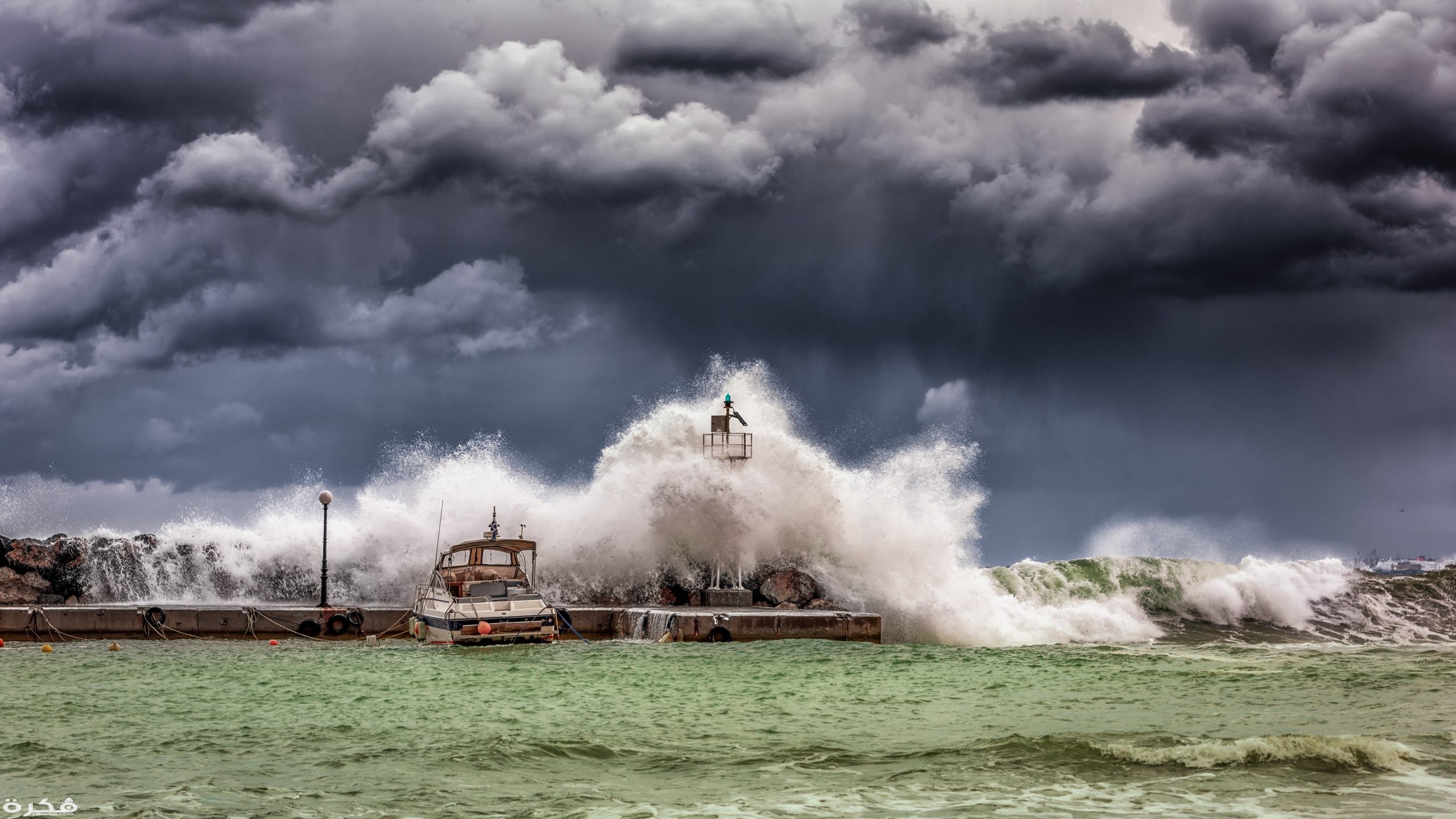 تفسير حلم رؤية الفيضان للعزباء او للمتزوجة او للحامل 1 big waves under cloudy sky 753619 scaled