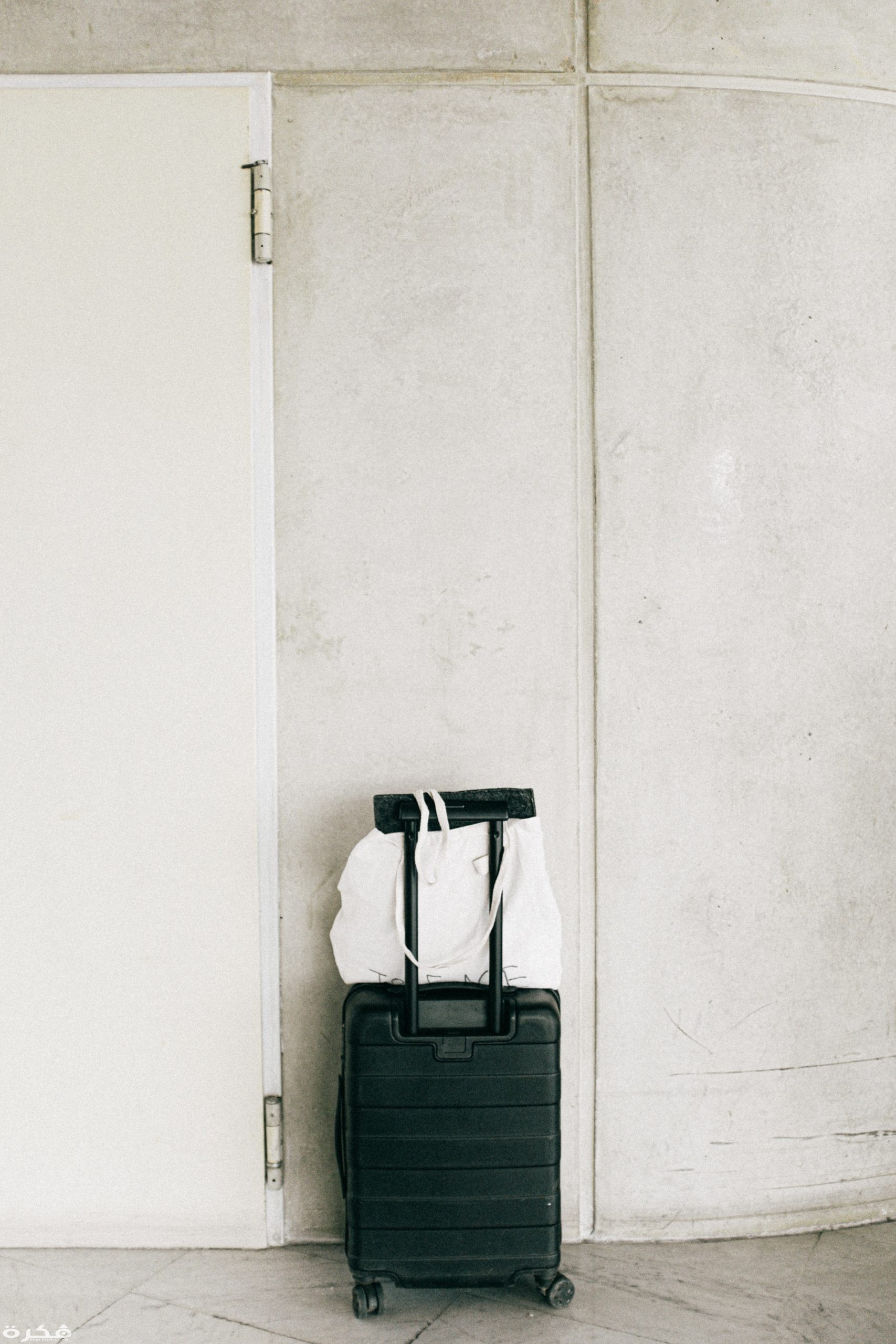 تفسير حلم رؤية نسيان شنطة سفر 1 black luggage bag beside door 3277930 scaled