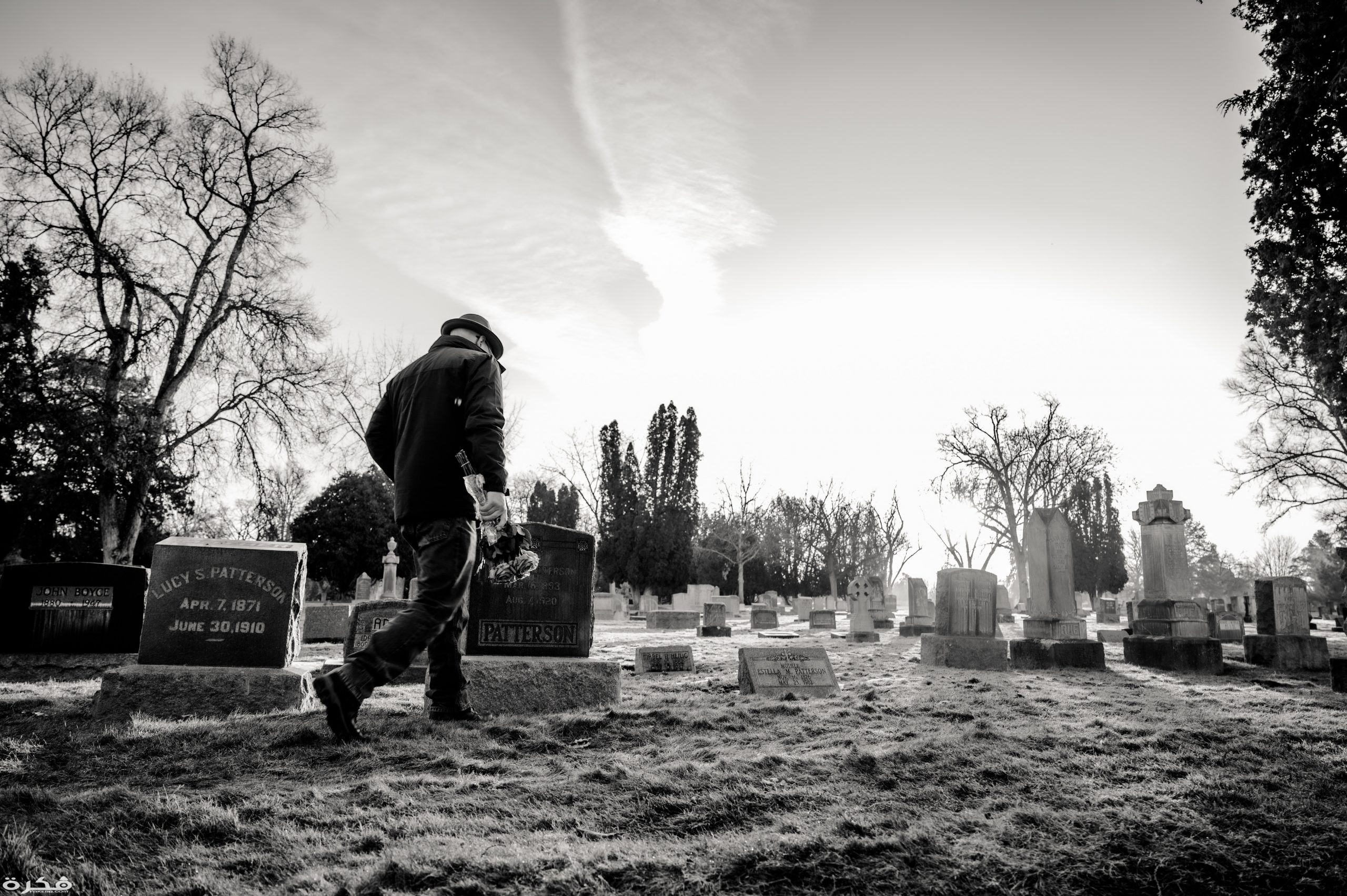 تفسير حلم رؤية البكاء في المقابر في المنام 1 monochrome photo of man walking in cemetery 3648307 scaled