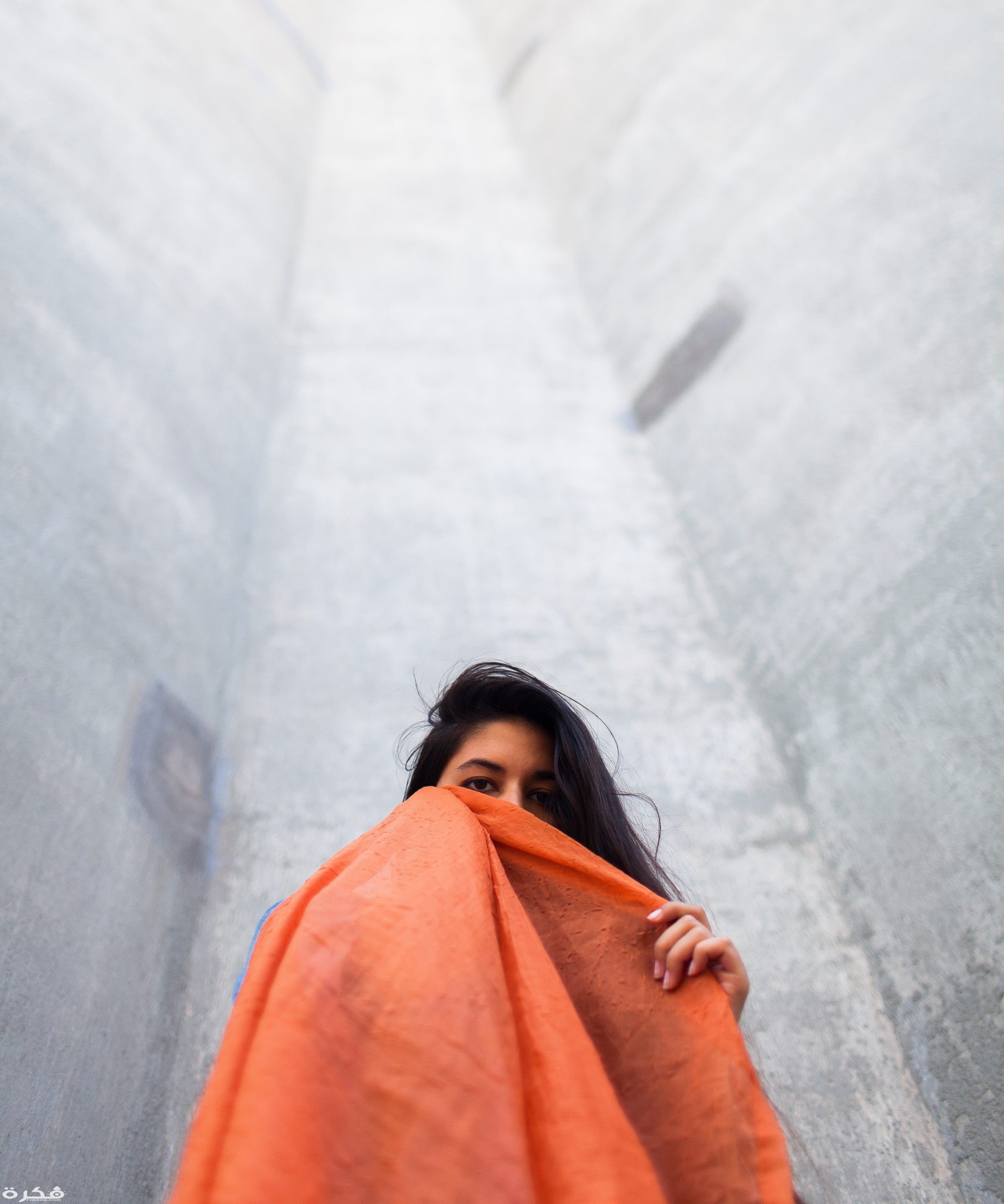 تفسير حلم رؤية نسيان لبس الحجاب 1 woman holding orange scarf 3212783 scaled