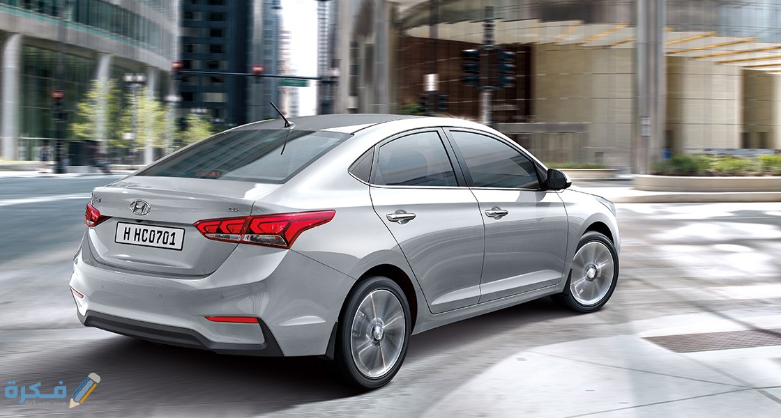 صور مواصفات اسعار سيارة هيونداي اكسنت 2025 1 accent hc gallery right side rear view silver driving road pc