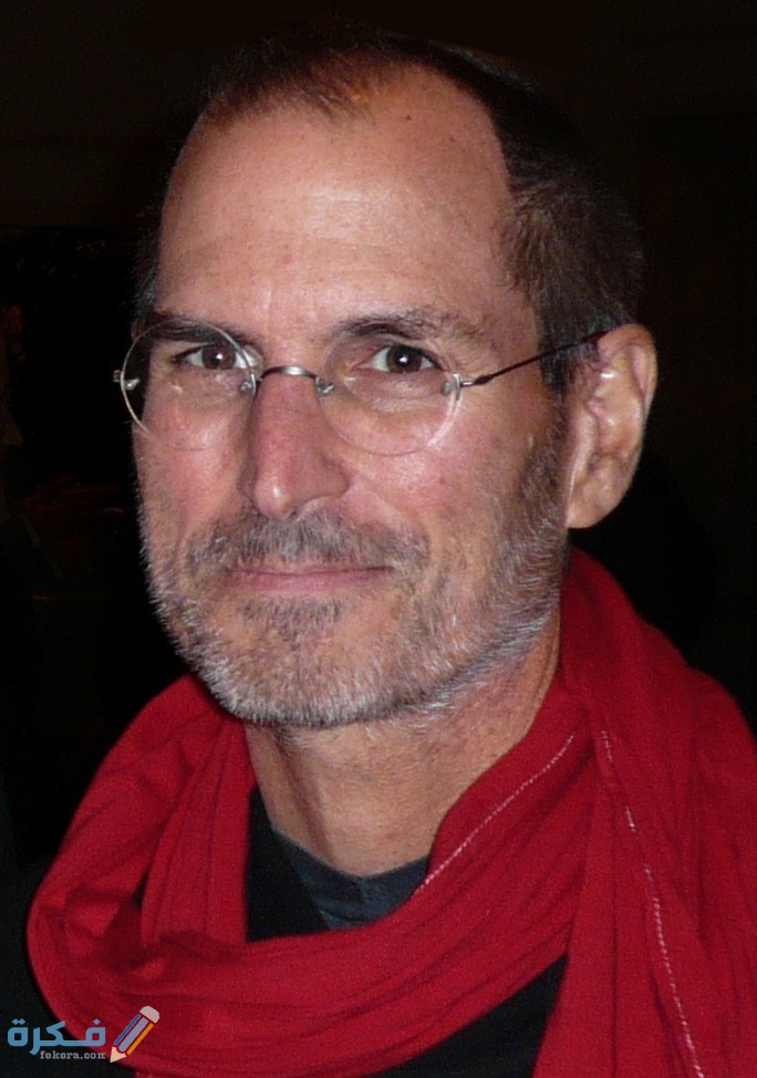 قصة نجاح مؤسس شركة أبل ستيف جوبز مختصرة 1 Steve Jobs with red shawl edit