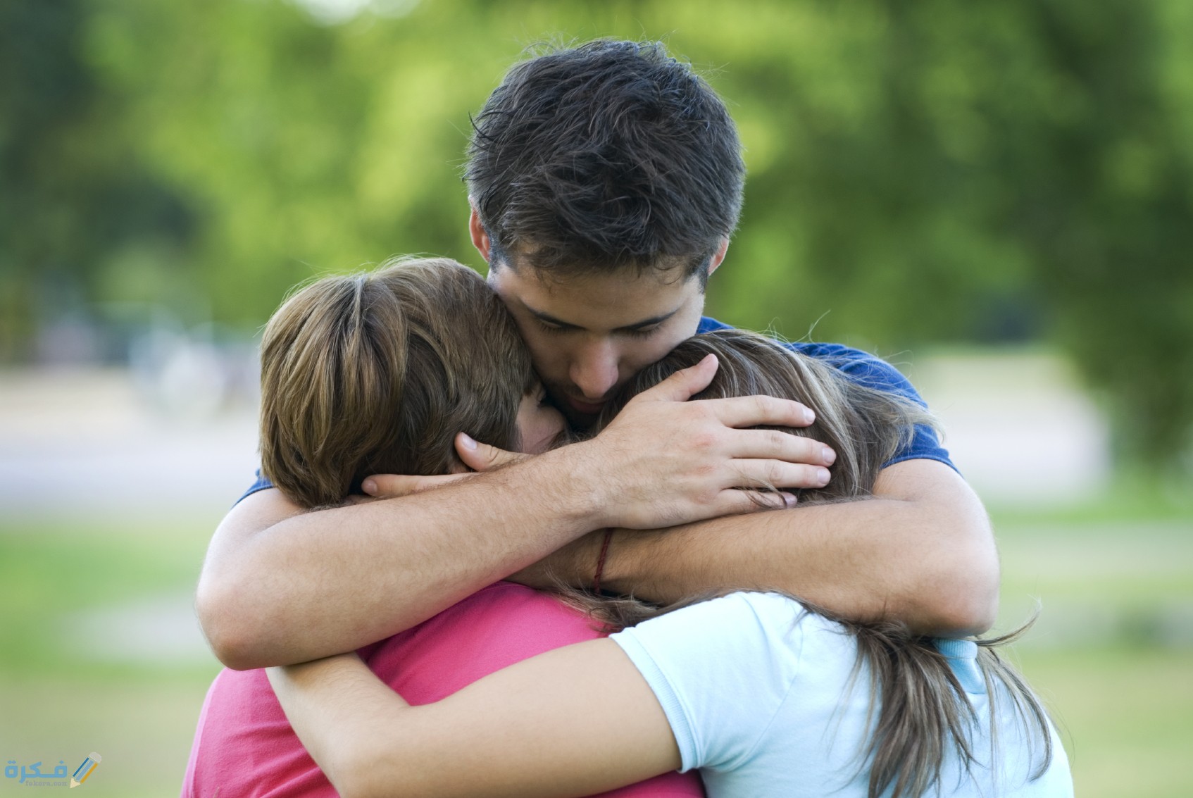 تفسير رؤية الميت يحضن الحي في المنام 1 hugging family