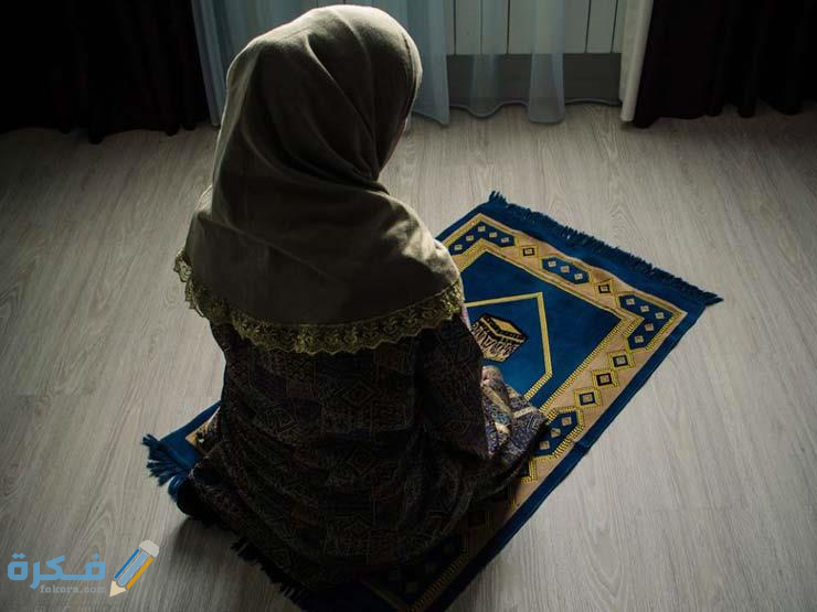متى يجب ان تصلي المرأة صلاة الظهر يوم الجمعة ؟ 1 متى تصلي المرأة صلاة الظهر يوم الجمعة؟ وحكم تركها؟ والدليل عليها
