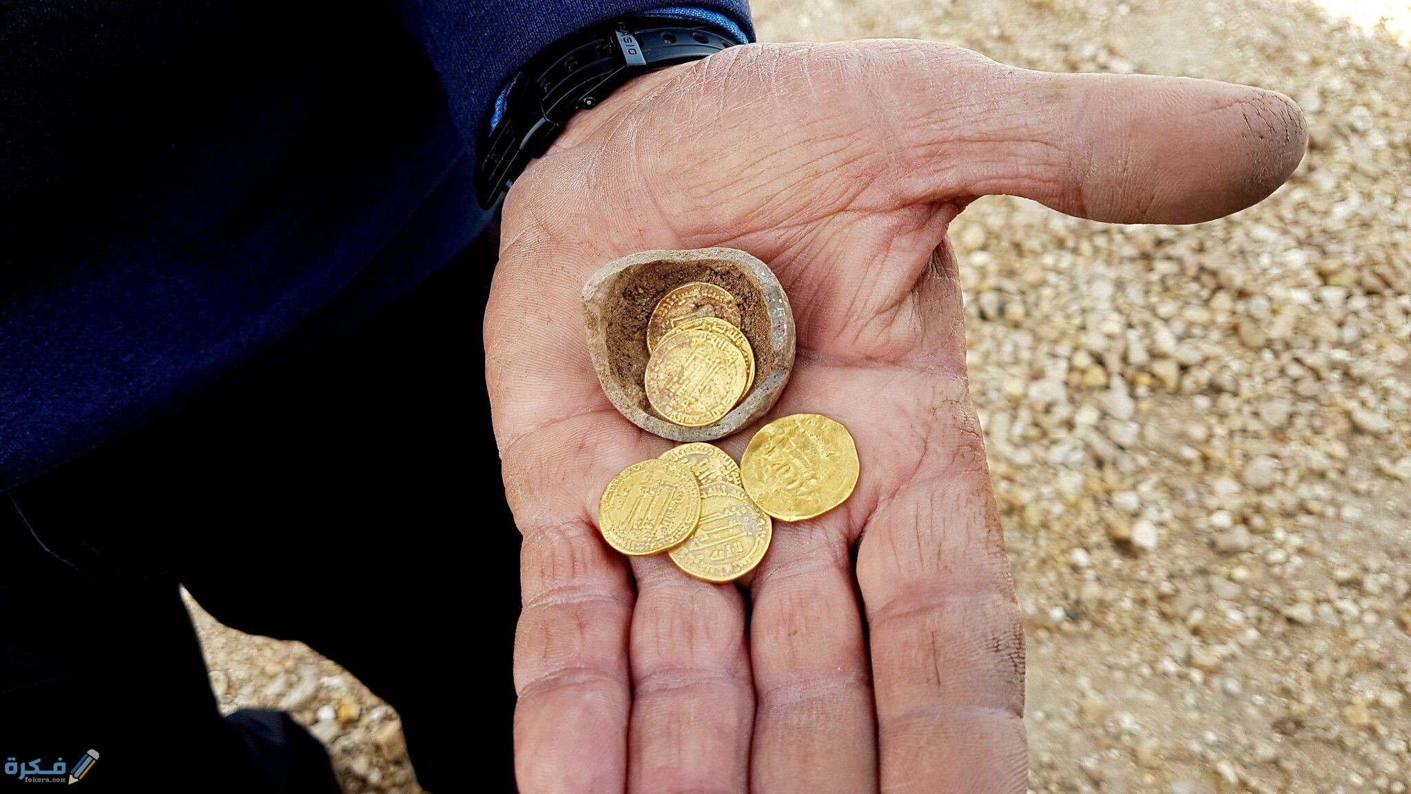 تفسير رؤية جمع النقود المعدنية من الأرض في المنام 1 cozcVYcg