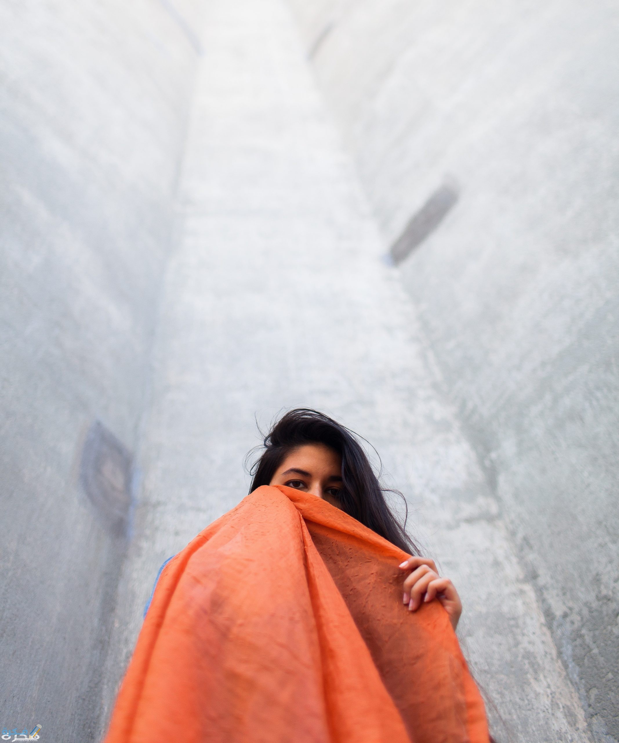 تفسير رؤية نفسي بدون حجاب في المنام 1 woman holding orange scarf 3212783 scaled 1