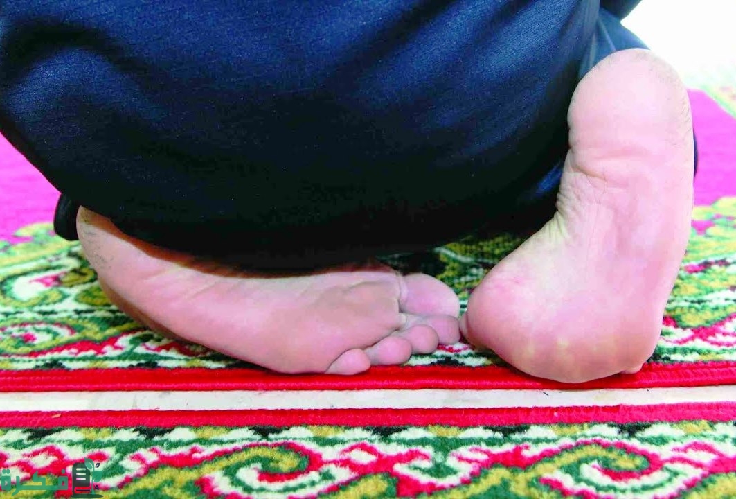 شرح خطوات الجلوس الصحيحة في الصلاة للنساء والرجال 1 معني الافتراش والتروك في الصلاة