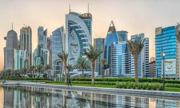 كم يبلغ عدد سكان قطر الاصليين والمقيمين 1 كم يبلغ عدد سكان قطر