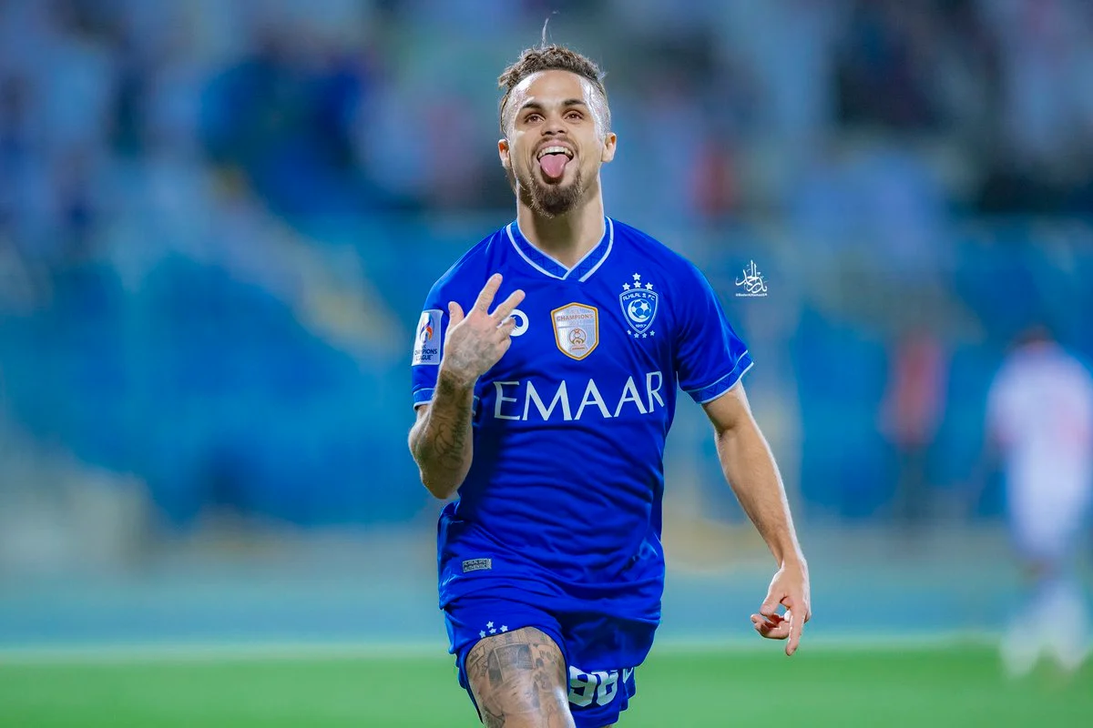 كم راتب ميشيل لاعب الهلال 1 كم يبلغ طول ميشيل؟