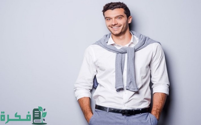 الألوان التي تتناسب مع اللون الرمادي في الملابس الألوان التي تتناسب مع اللون الرمادي في الملابس