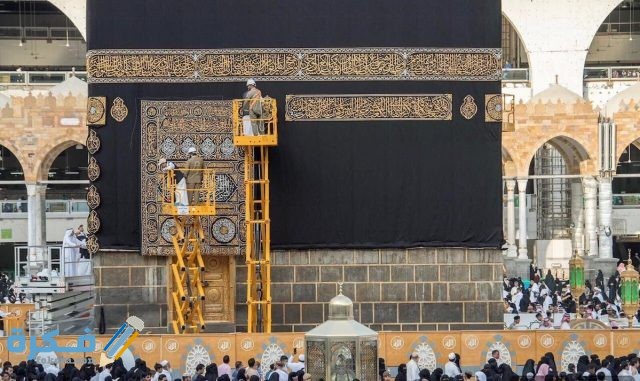 صور من تغيير كسوة الكعبة المشرفة2