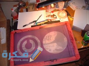 تعد طريقة الطباعة بالشاشة الحريرية من الطرق التي تعتمد على الآلات والإنسان في نفس الوقت