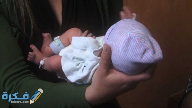 تفسير رؤية الميت يحمل طفلة في المنام