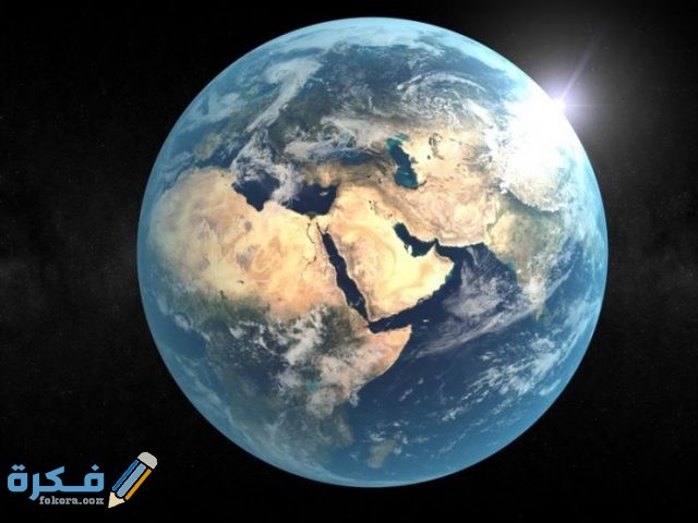 تتحرك الأرض حول الشمس في مسار