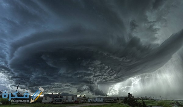 العاصفة التي لها عين مركز تدور حولها 