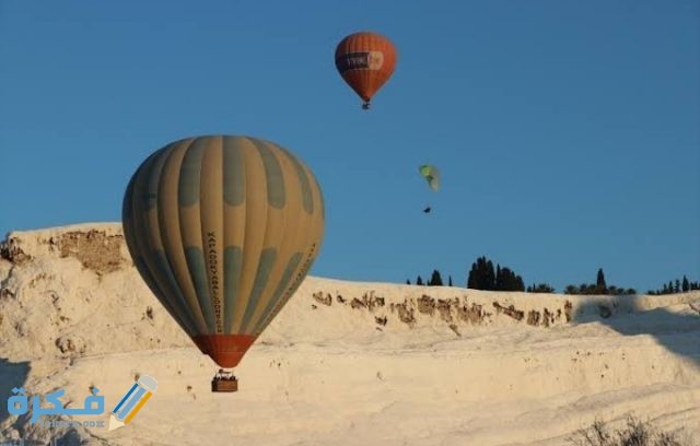 تؤثر قوتان على منطاد أثناء صعوده هما قوة الجاذبية الأرضية إلى أسفل وقوة دفع الهواء إلى أعلى 
