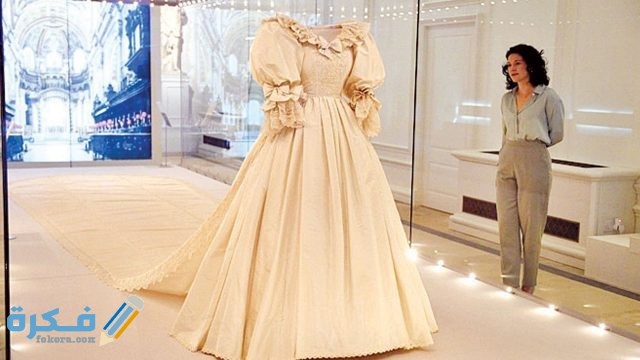 تفسير رؤية البَحث عن فستان في المنام