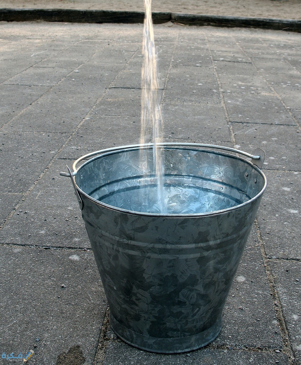 1280px A metal bucket