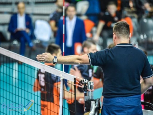 كم عدد لاعبي كرة الطائرة