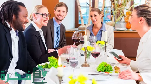 اتيكيت الجلوس على طاولة الطعام