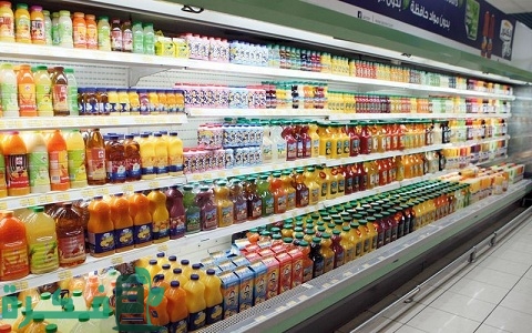 بدء توزيع المواد الغذائية على المحلات التجارية