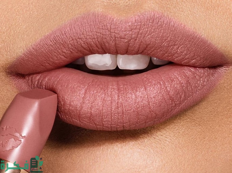 كيف أختار لون الروج المناسب للملابس