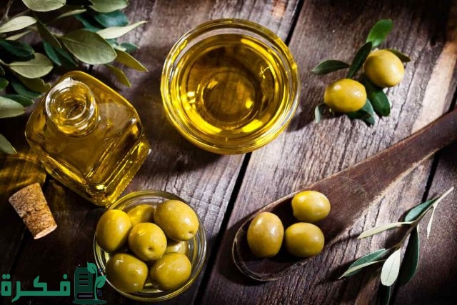 أفضل 10 خلطات لزيت الزيتون لتبييض اليدين وترطيبهما