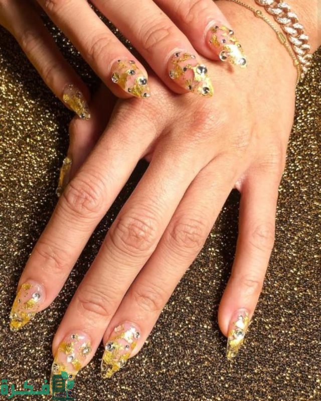 كيف تختارين لون مناكير جميل لفستان ذهبي