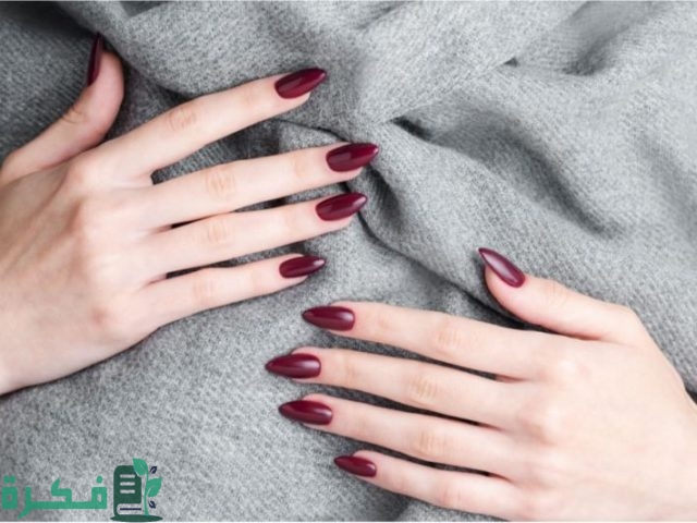 لون مناكير يناسب فستان رمادي