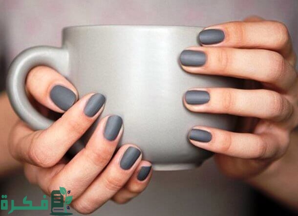 لون مناكير يناسب فستان رمادي