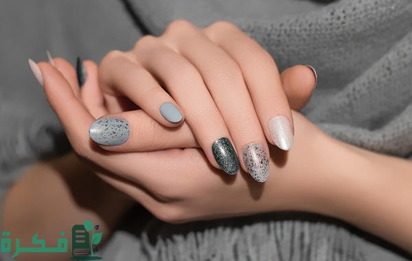لون مناكير يناسب فستان رمادي