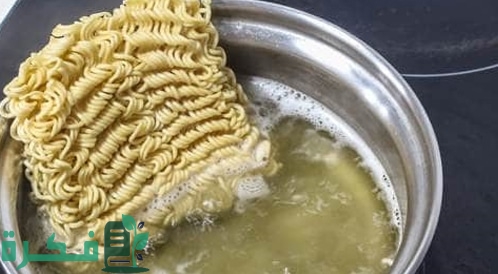 ما الفرق بين النودلز والاندومي
