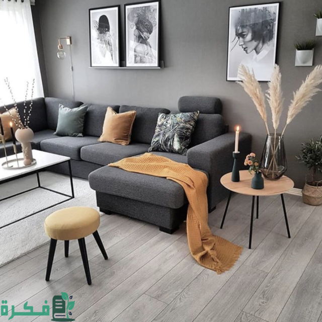 صور كنب رصاصي مع مخدات ملونة