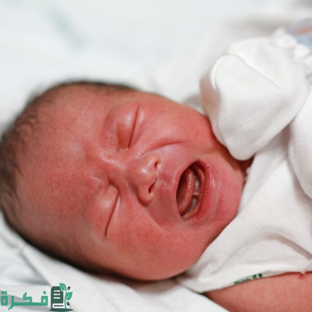 بكاء الرضيع فجأة وهو نائم