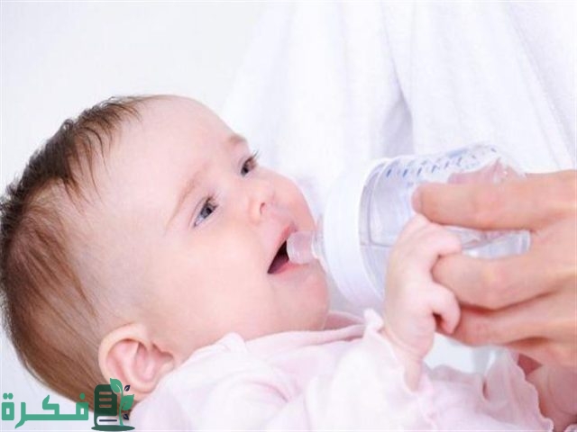 متي يشرب الرضيع الماء
