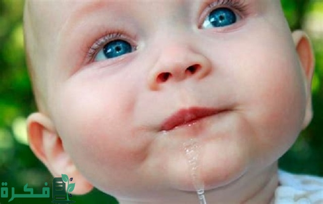 خروج اللعاب من فم الرضيع بعمر شهرين
