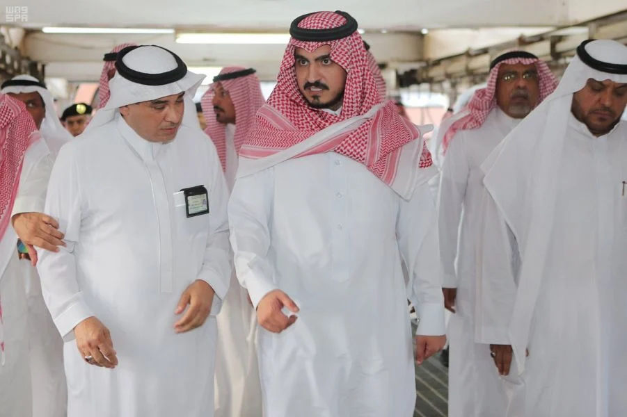 نائب أمير مكة يتفقّد سير العمل الميداني والخدمات المقدمة للحجاج في «صالات الحج»