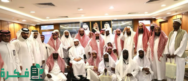 "السديس" يلتقي طلاب العلم بالمسجد الحرام ويحثهم على تعزيز منهج الوسطية ونبذ الغلو