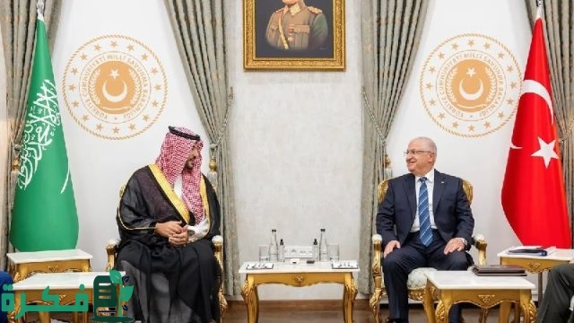 وزير الدفاع يبحث مع نظيره التركي جهود إحلال السلام والسعي المشترك لتحقيق الأمن والاستقرار بالمنطقة