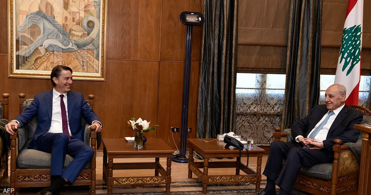 مركز التحكم وشاشات المراقبة تدعم انتشار رجال الأمن في الممرات والسلالم للمساعدة وتنظيم حركة الزوار