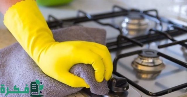 كيفية التخلص من الدهون العنيدة على البوتجاز بمواد آمنة ومتوفرة في مطبخك دائمًا