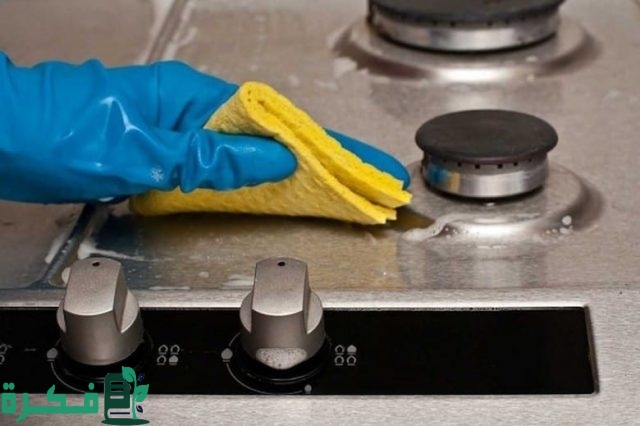 كيفية التخلص من الدهون العنيدة على البوتجاز بمواد آمنة ومتوفرة في مطبخك دائمًا