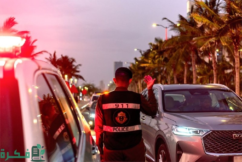 عاجل!! غرامة بأكثر من 100 ريال على النزول من المركبة أثناء سيرها