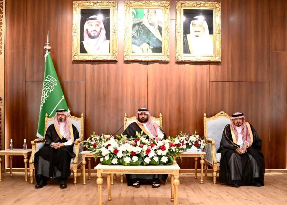 أمير جازان يلتقي بأهالي العيدابي ويستعرض المشاريع التنموية الجديدة