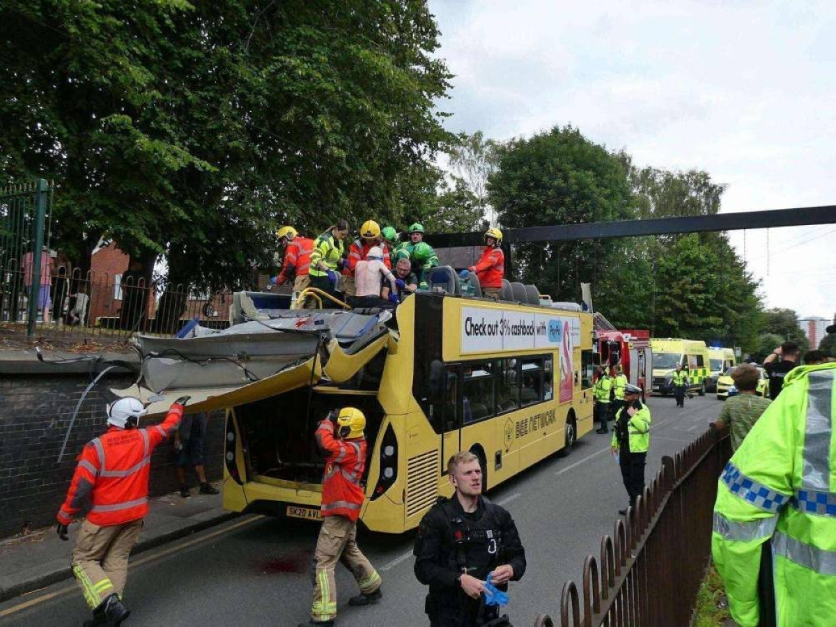 إصابة 15 شخصًا في حادث اصطدام حافلة ذات طابقين في مانشستر