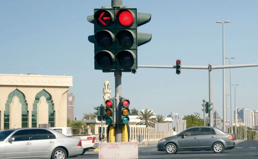 المرور السعودي تحذر من غرامة 900 ريال في حال عدم الالتزام بالإشارات الضوئية