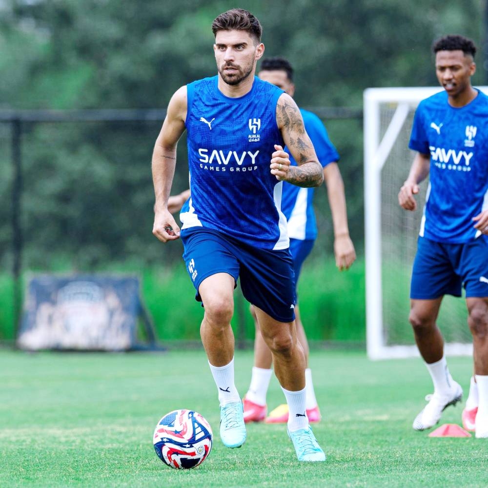 الهلال يدرس خيارات تمديد عقد نيفيز وفق مصادر عكاظ