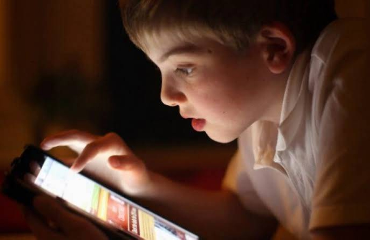 بريطانيا تتبنى 7 تدابير جديدة لحماية الأطفال من المحتوى الضار