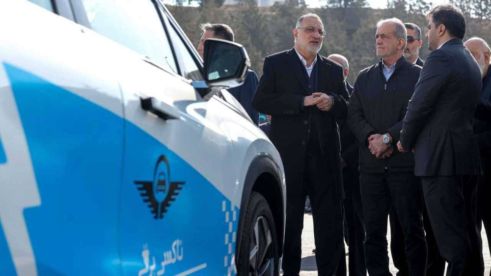 بنزين مغشوش يعرقل موكب الرئيس الإيراني في حادثة مثيرة